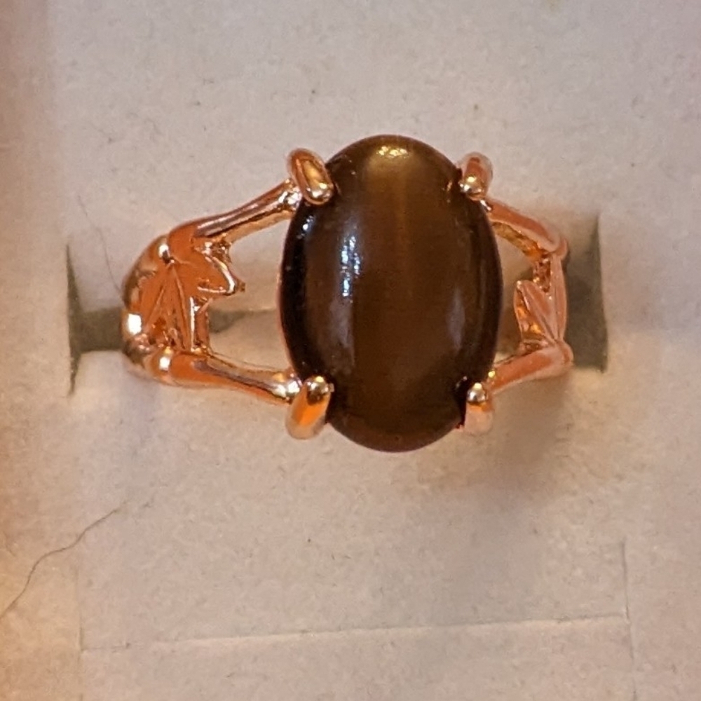 New purple colored cat's eye style gold tone ring, T1B8C